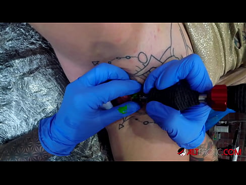 ❤️ Extremt tatuerade snyggingen Sully Savage fick en tatuering på sin klitoris ❤ Super sex at porn sv.xywewl.top ❌❤